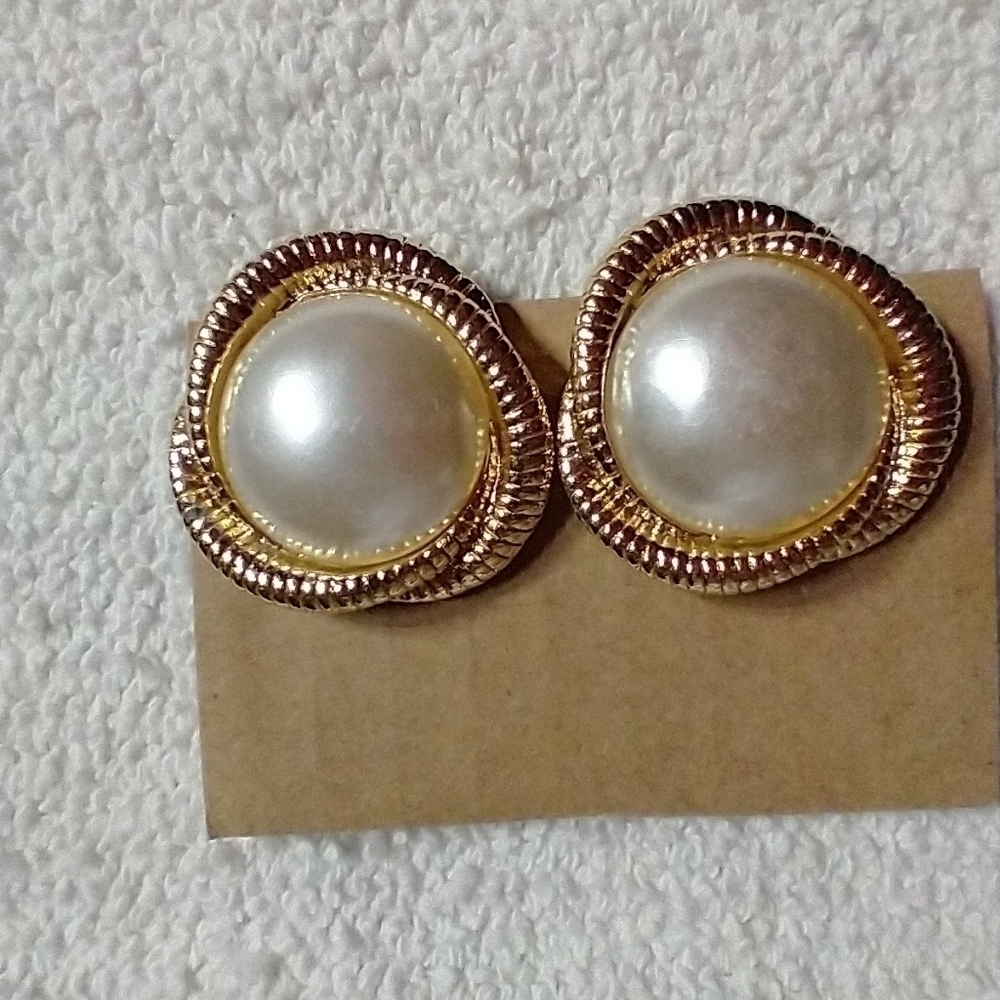 Goldtone faux pearl leverback earrings